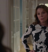Emily_in_Paris_S02E04_WEBRip_x264-ION10_0400.jpg