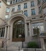 Emily_in_Paris_S02E04_WEBRip_x264-ION10_0410.jpg