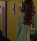 Emily_in_Paris_S02E04_WEBRip_x264-ION10_0424.jpg