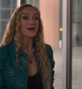 Emily_in_Paris_S02E04_WEBRip_x264-ION10_0524.jpg