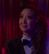 Emily_in_Paris_S02E04_WEBRip_x264-ION10_0629.jpg