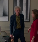 Emily_in_Paris_S02E04_WEBRip_x264-ION10_0692.jpg