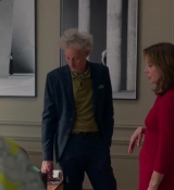 Emily_in_Paris_S02E04_WEBRip_x264-ION10_0693.jpg