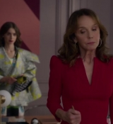 Emily_in_Paris_S02E04_WEBRip_x264-ION10_0786.jpg