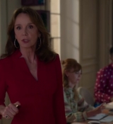 Emily_in_Paris_S02E04_WEBRip_x264-ION10_0798.jpg