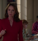Emily_in_Paris_S02E04_WEBRip_x264-ION10_0800.jpg
