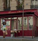 Emily_in_Paris_S02E04_WEBRip_x264-ION10_0911.jpg