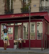 Emily_in_Paris_S02E04_WEBRip_x264-ION10_0912.jpg