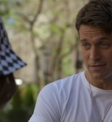 Emily_in_Paris_S02E04_WEBRip_x264-ION10_0958.jpg