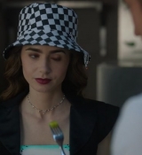 Emily_in_Paris_S02E04_WEBRip_x264-ION10_1077.jpg