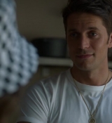 Emily_in_Paris_S02E04_WEBRip_x264-ION10_1150.jpg
