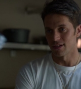 Emily_in_Paris_S02E04_WEBRip_x264-ION10_1162.jpg
