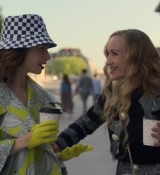Emily_in_Paris_S02E04_WEBRip_x264-ION10_1231.jpg
