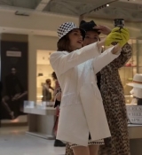 Emily_in_Paris_S02E04_WEBRip_x264-ION10_1279.jpg