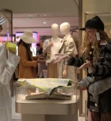 Emily_in_Paris_S02E04_WEBRip_x264-ION10_1298.jpg