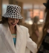 Emily_in_Paris_S02E04_WEBRip_x264-ION10_1300.jpg