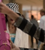 Emily_in_Paris_S02E04_WEBRip_x264-ION10_1316.jpg