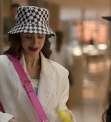 Emily_in_Paris_S02E04_WEBRip_x264-ION10_1323.jpg