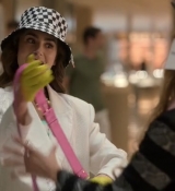 Emily_in_Paris_S02E04_WEBRip_x264-ION10_1326.jpg