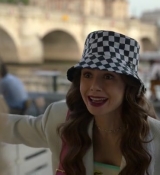Emily_in_Paris_S02E04_WEBRip_x264-ION10_1365.jpg