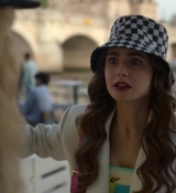 Emily_in_Paris_S02E04_WEBRip_x264-ION10_1370.jpg