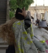 Emily_in_Paris_S02E04_WEBRip_x264-ION10_1394.jpg