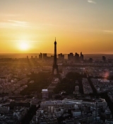 Emily_in_Paris_S02E04_WEBRip_x264-ION10_1572.jpg