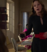 Emily_in_Paris_S02E04_WEBRip_x264-ION10_1970.jpg