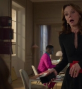 Emily_in_Paris_S02E04_WEBRip_x264-ION10_1971.jpg