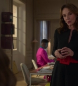 Emily_in_Paris_S02E04_WEBRip_x264-ION10_2021.jpg