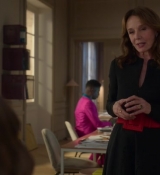 Emily_in_Paris_S02E04_WEBRip_x264-ION10_2022.jpg