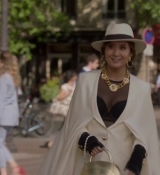 Emily_in_Paris_S02E04_WEBRip_x264-ION10_2067.jpg