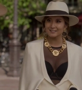 Emily_in_Paris_S02E04_WEBRip_x264-ION10_2070.jpg