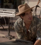 Emily_in_Paris_S02E04_WEBRip_x264-ION10_2084.jpg