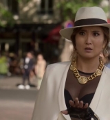 Emily_in_Paris_S02E04_WEBRip_x264-ION10_2097.jpg