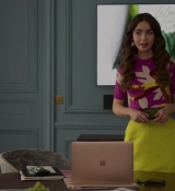 Emily_in_Paris_S02E04_WEBRip_x264-ION10_2391.jpg