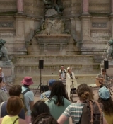 Emily_in_Paris_S02E04_WEBRip_x264-ION10_2404.jpg