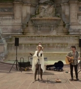 Emily_in_Paris_S02E04_WEBRip_x264-ION10_2414.jpg