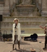 Emily_in_Paris_S02E04_WEBRip_x264-ION10_2419.jpg