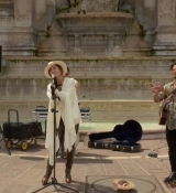 Emily_in_Paris_S02E04_WEBRip_x264-ION10_2420.jpg