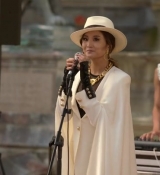 Emily_in_Paris_S02E04_WEBRip_x264-ION10_2475.jpg