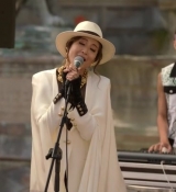 Emily_in_Paris_S02E04_WEBRip_x264-ION10_2477.jpg