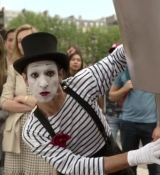 Emily_in_Paris_S02E04_WEBRip_x264-ION10_2480.jpg
