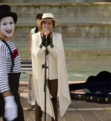 Emily_in_Paris_S02E04_WEBRip_x264-ION10_2489.jpg