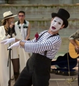 Emily_in_Paris_S02E04_WEBRip_x264-ION10_2496.jpg