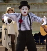 Emily_in_Paris_S02E04_WEBRip_x264-ION10_2502.jpg