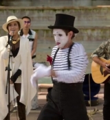 Emily_in_Paris_S02E04_WEBRip_x264-ION10_2504.jpg