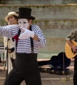 Emily_in_Paris_S02E04_WEBRip_x264-ION10_2505.jpg