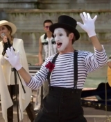 Emily_in_Paris_S02E04_WEBRip_x264-ION10_2516.jpg