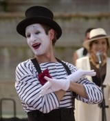 Emily_in_Paris_S02E04_WEBRip_x264-ION10_2524.jpg